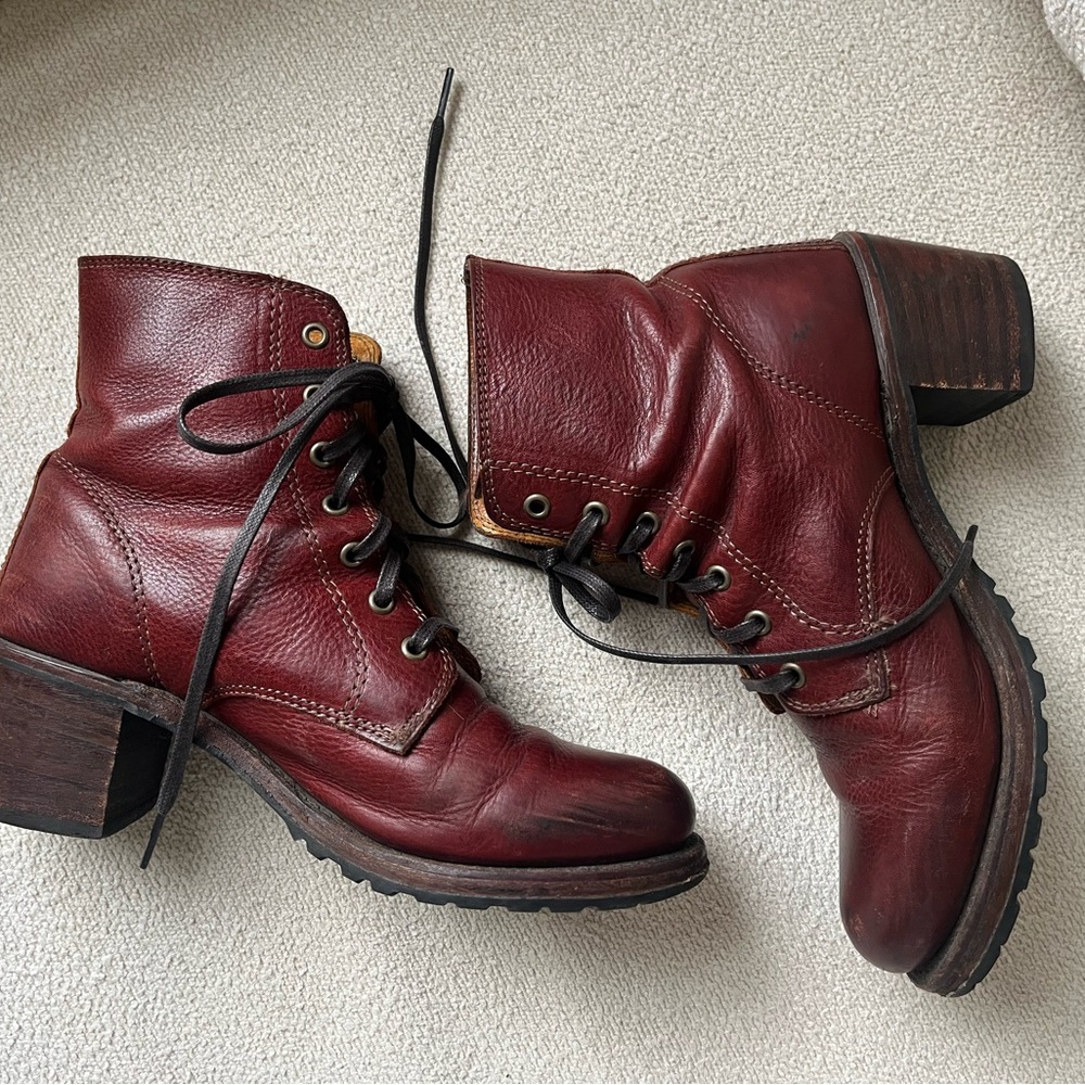 FRYE Sabrina 6G Lace-up in Bordeaux